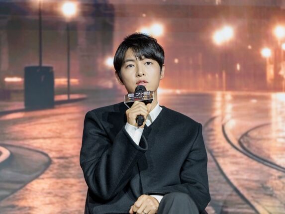 성동일이 너무 떨지 말라고 응원했던 엑스트라가 다름 아닌 송중기?
