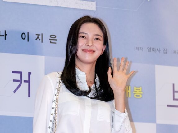 도회적인 미모를 뽐내는 배우 신수현