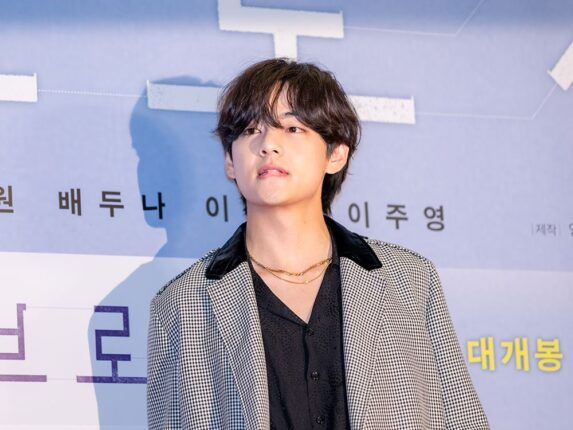 영화 ‘브로커’ VIP 시사회에 등장한 뷔 사진 모음