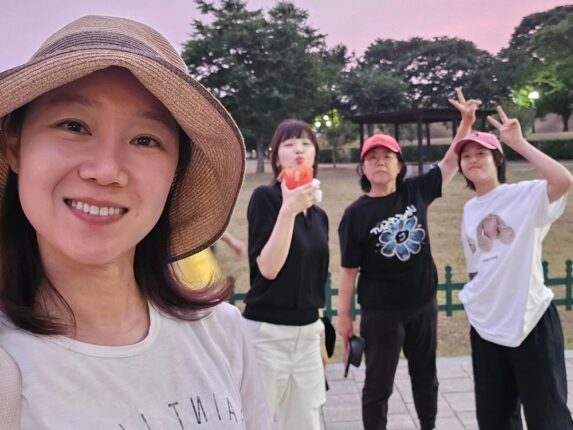 엄마부터 세딸까지 모두 미녀여서 화제인 톱스타 모녀 가족