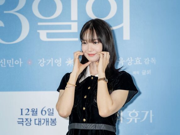 어떤 하트 포즈도 잘 어울리는 신민아 사진 모음