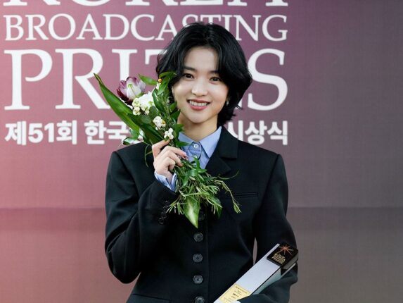뭐야! 인형이 상받으러 왔어? 시상식 역대급 미모로 찬사받는 여배우