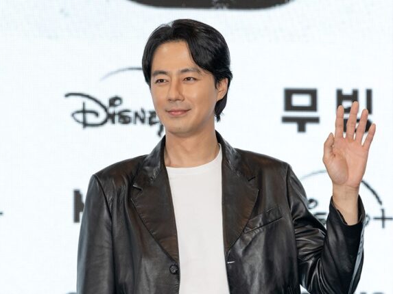 조각 미남 조인성이 보여준 미소