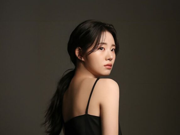 역대급 미모라는 한국 연예계 괴물 신인의 프로필 사진