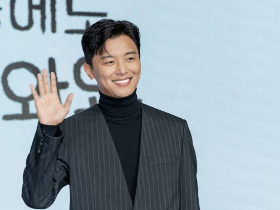 화사하고 매력적인 웃음의 배우 연우진