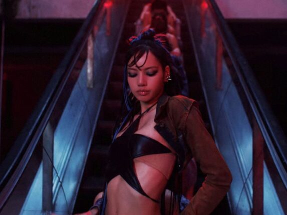 너무 파격적인데 멋있다! 블랙핑크 리사 신곡 ‘‘ROCKSTAR’ MV 티저 공개