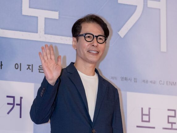 영화 브로커 보러 왔어요. 레전드 뮤지션 윤상.