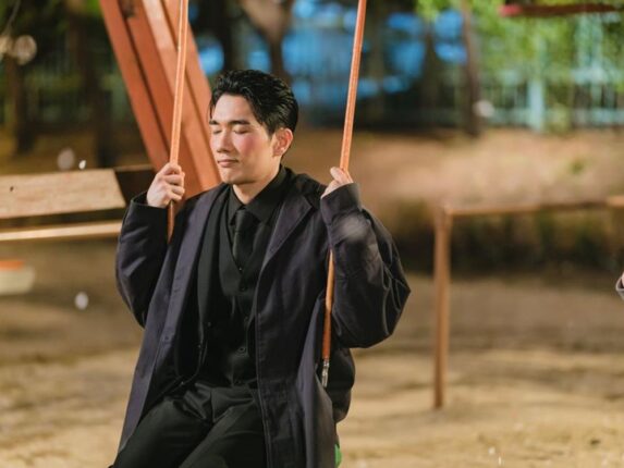 로코 얼굴이 아닌데…첫 로맨틱 코미디 작품으로 대박 친 엄태구