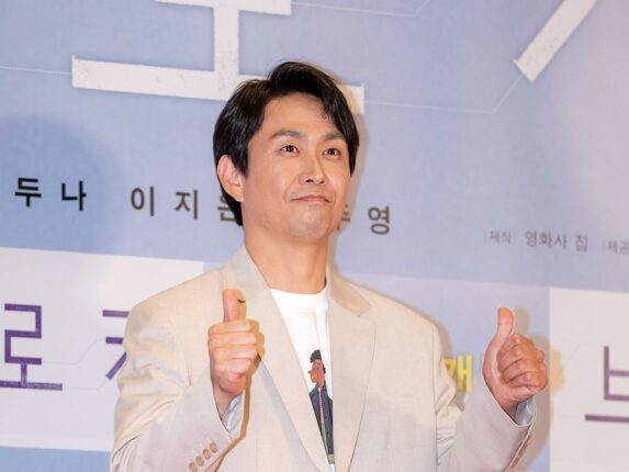 담담하지만 살아 있는 눈빛의 오정세