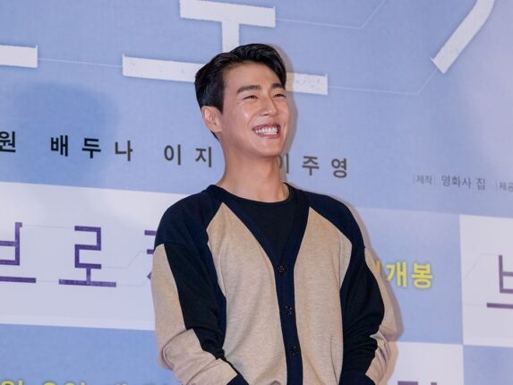 배우 이현우는 그날도 너무 잘 생겼다.