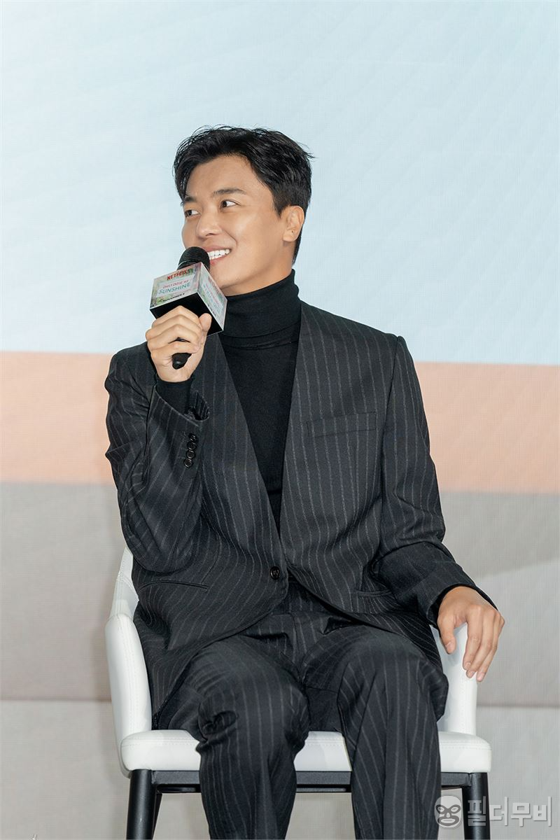 화사하고 매력적인 웃음의 배우 연우진
